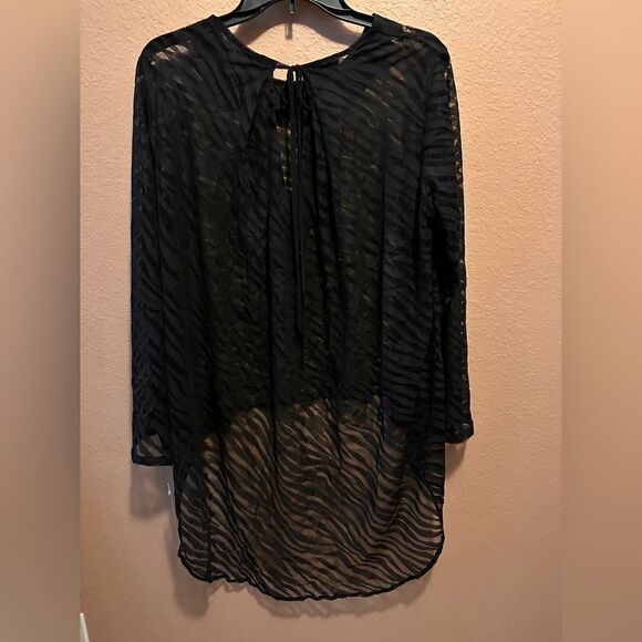 Mesmerize black semi sheer high low top - Picture 2 of 11